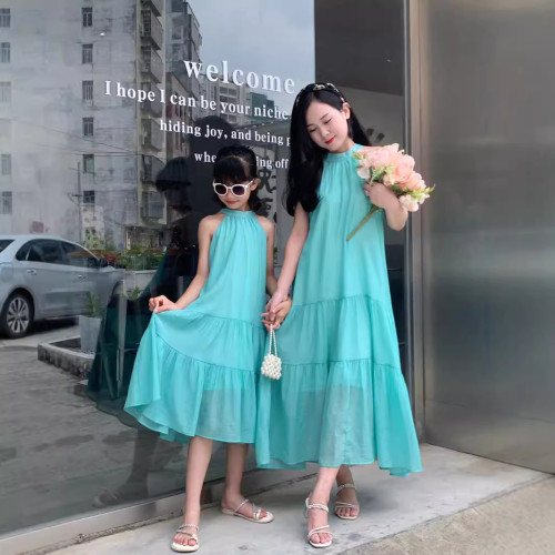 2024夏裝新款親子裝母女裝法式薄荷綠掛脖連衣裙三亞海邊沙灘度假