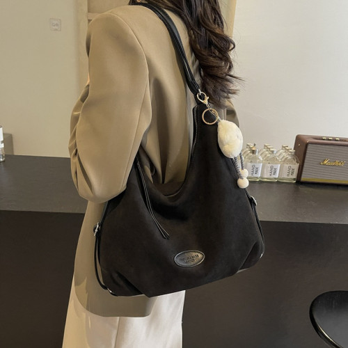 時尚褶皺包包女秋冬新款潮大容量單肩包2024質感雙肩麂皮潮流掛件