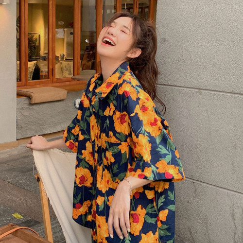 網紅炸街新款親子裝夏裝港風短袖碎花襯衫一家三口母女背帶褲套裝