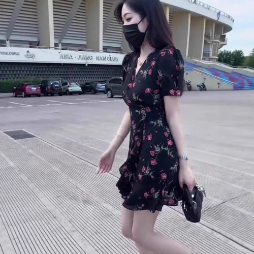 2025年夏季韓版洋氣v領荷葉邊短袖裙子收腰顯瘦印花短裙連衣裙女