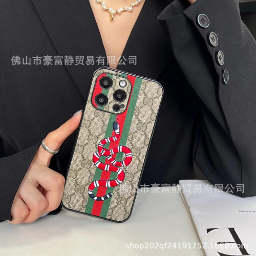 潮牌刺綉卡通公仔手機殼適用蘋果16Pro全包11皮質14Pro軟殼米奇13