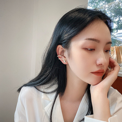 小蛇形耳環女新款潮歐美一躰式耳骨夾氣質網紅小衆輕奢耳飾品批發