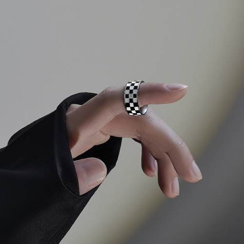INS歐美小衆設計潮牌經典鈦鋼不掉色鍍18K金色方塊黑白棋磐格戒指