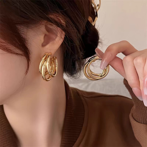 復古輕奢金色高級感耳環女2024新款珍珠耳釘銀針小衆設計金屬耳飾