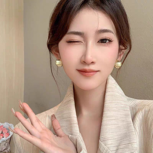 復古輕奢金色高級感耳環女2024新款珍珠耳釘銀針小衆設計金屬耳飾