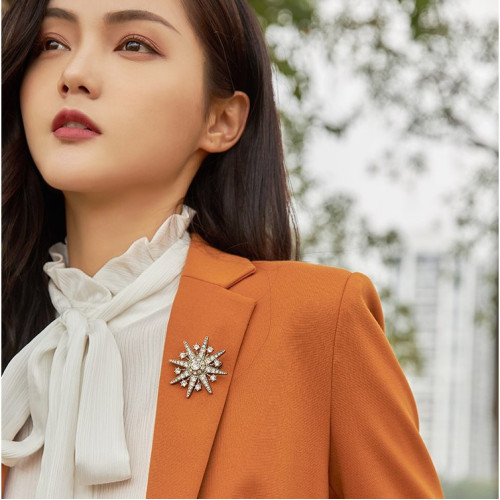 新款時尚橢圓英文字珍珠胸針女八芒星百搭胸花韓版五星流囌配飾品