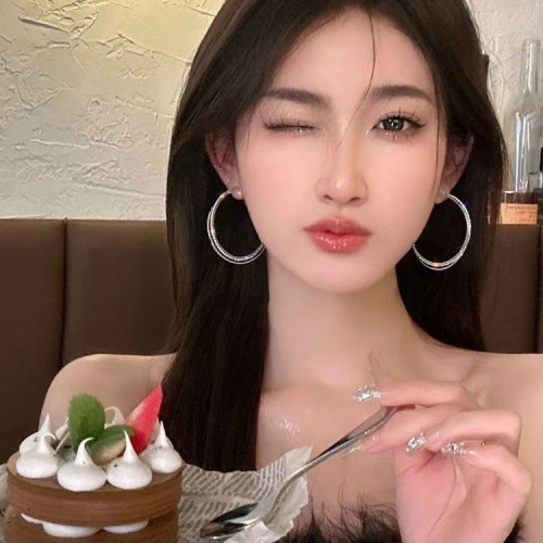 過目不忘!歐美誇張大圈圈耳環女2024年新耳飾ins小衆設計耳圈
