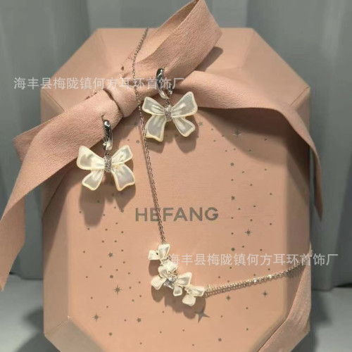 HEFANG何方白貝母蝴蝶結鎖骨鏈原創設計輕奢優雅高級感生日禮物