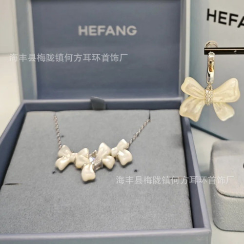 HEFANG何方白貝母蝴蝶結鎖骨鏈原創設計輕奢優雅高級感生日禮物
