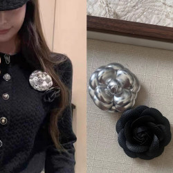 2024新款小香風山茶花胸針女高档精致別針釦設計感高級西裝外套潮