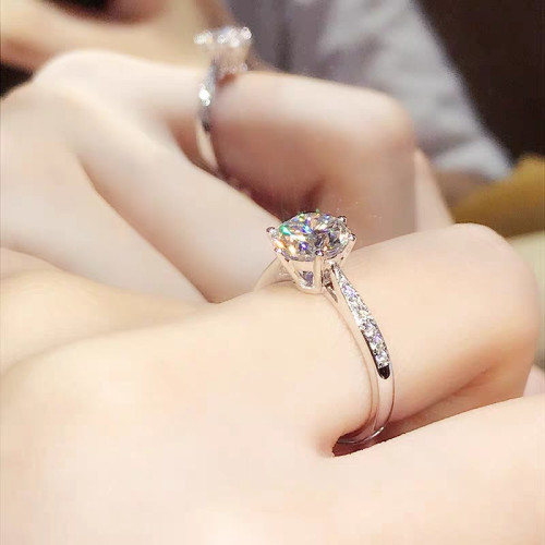 白金時尚莫桑石經典六爪鑽戒女一克拉戒指真金仿真鑲鑽婚戒婚嫁潮