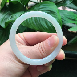 天然翡翠冰種淺綠色細圓條手鐲56mm女生美人鐲手機自然光實拍