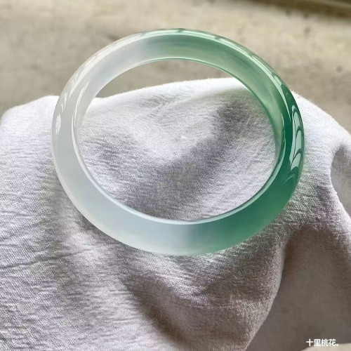 時尚新款遠山黛油青綠玉髓正圈手鐲瑪瑙半山半水玉石鐲子