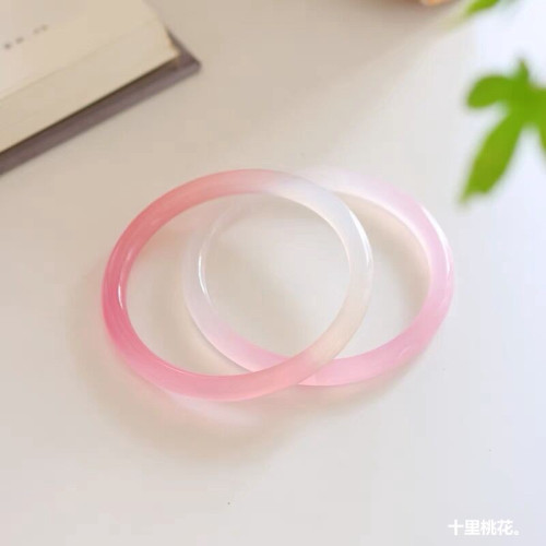 【】半粉半白瑪瑙手鐲女天然粉玉髓玉鐲少女款水蜜桃粉叮噹鐲
