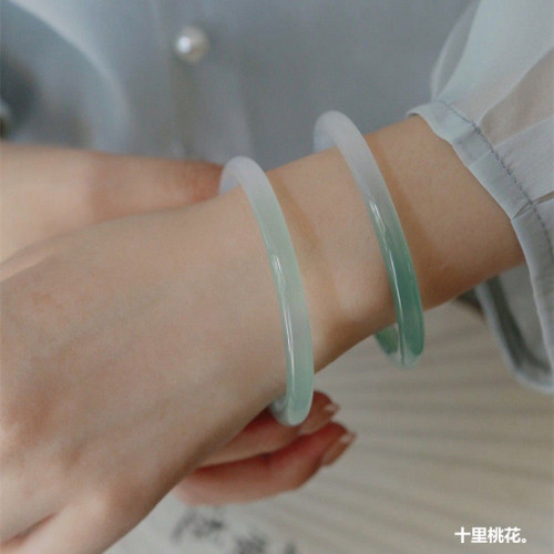 天然冰透玉髓瑪瑙手鐲女簡約淺綠半山半水圓條冰種美人鐲