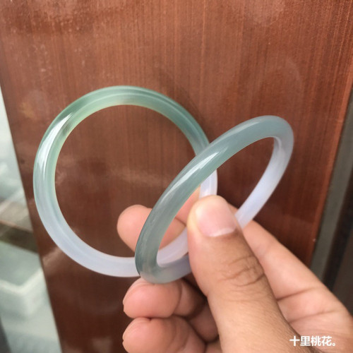 天然冰透玉髓瑪瑙手鐲女簡約淺綠半山半水圓條冰種美人鐲
