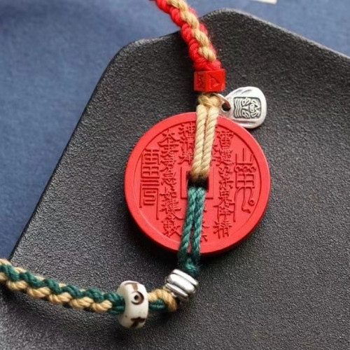 天然原礦硃砂精品紅砂「山鬼花錢平安釦」手繩     精工 精品原創