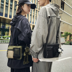 休閒胸包潮牌掛脖子包男女款運動單肩包個性手機斜挎包機車郵差包