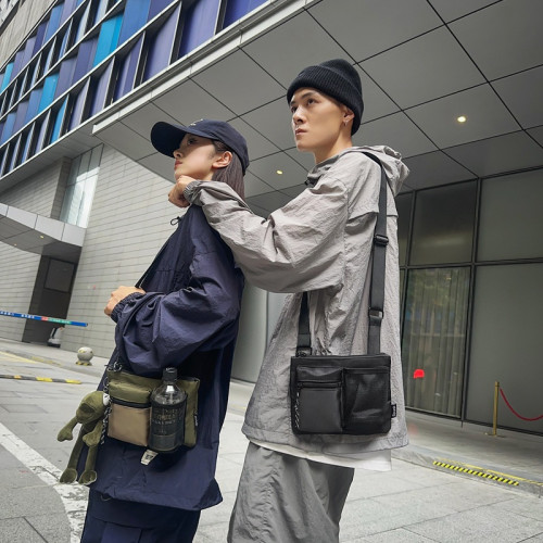 休閒胸包潮牌掛脖子包男女款運動單肩包個性手機斜挎包機車郵差包